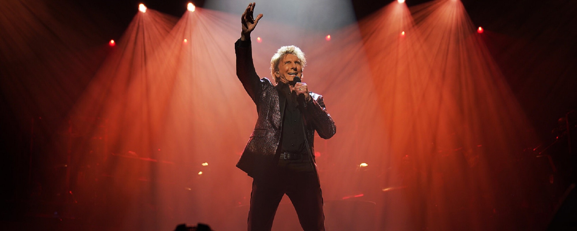 Barry Manilow révèle le diagnostic du cancer du poumon et reporte les émissions à la suite d'une intervention chirurgicale à venir
