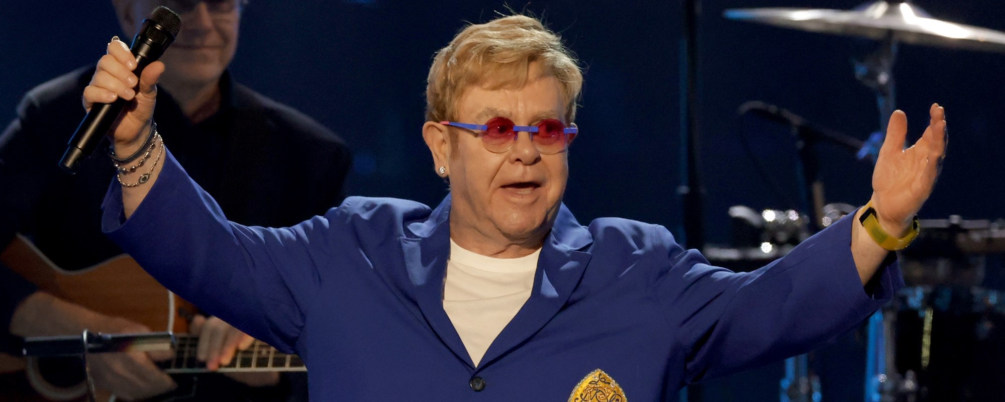 Elton John révèle des nouvelles passionnantes sur son projet de sortir de la nouvelle musique en 2026 ; "Step Into Christmas" atteint un nouveau sommet dans le classement des célibataires britanniques
