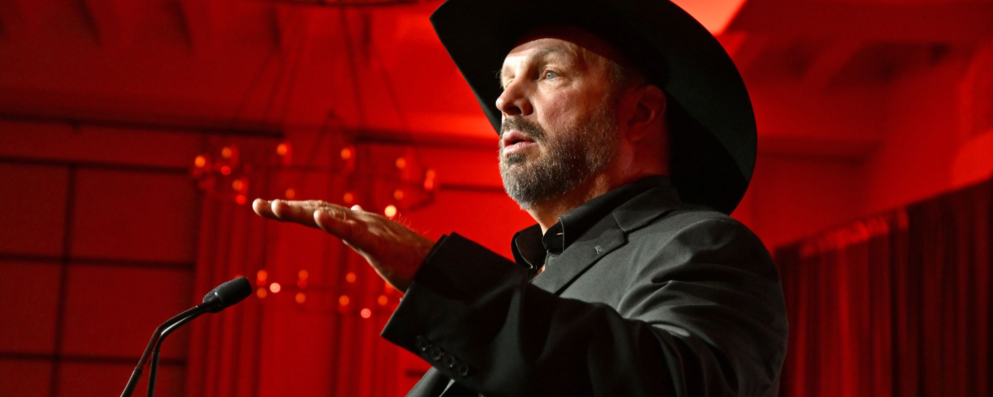 Garth Brooks ravive les souvenirs de l'alter ego de Chris Gaines avec cet hommage rock à KISS à la cérémonie des Kennedy Center Honors