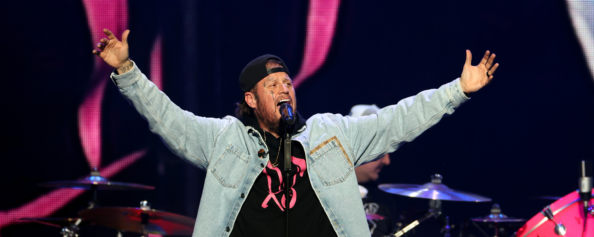 « Il avait du mal et avait besoin d'amour » : Jelly Roll retient ses larmes tandis qu'un fan lui rend la pareille