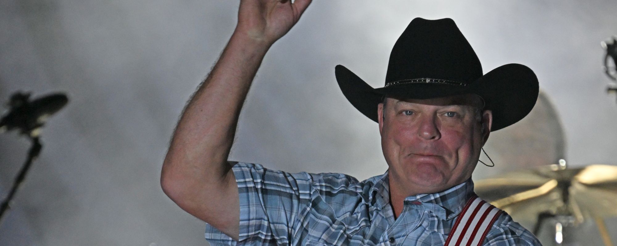Country Music Hitmaker in Tears After Receiving Incredible Honor at Final Concert