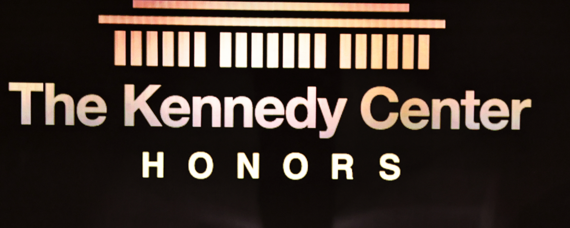 Le président du Kennedy Center demande 1 million de dollars après l'abandon du spectacle de Noël