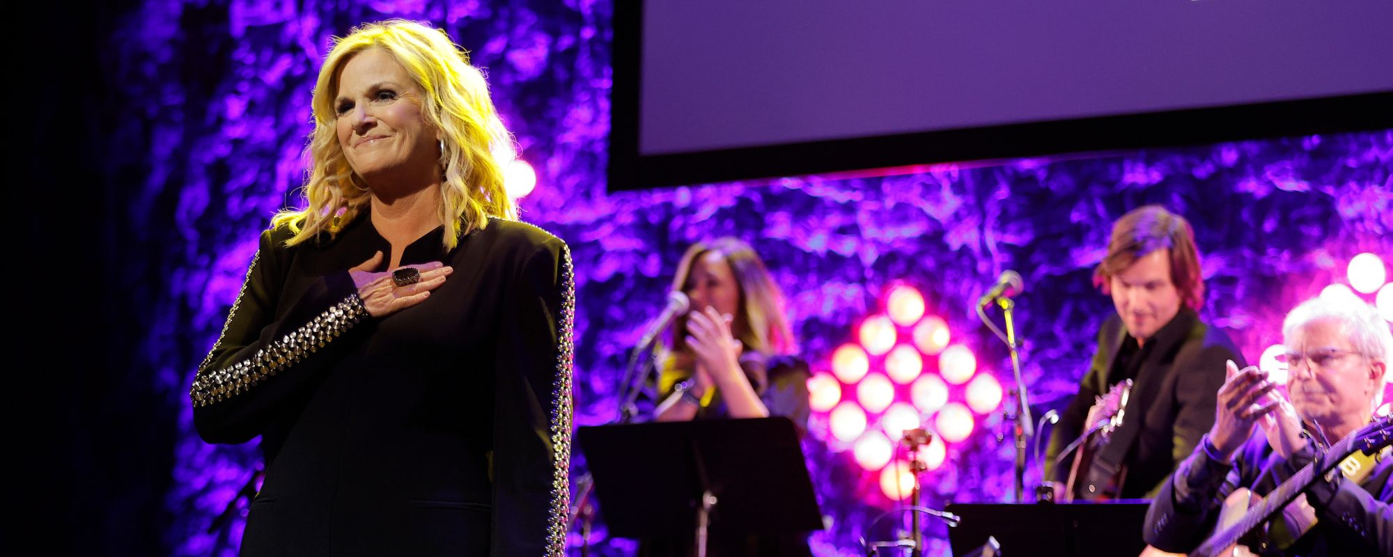 Trisha Yearwood pleure le décès du leader des Mavericks "Larger Than Life", Raul Malo