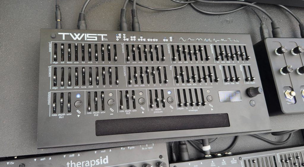 Électrons torsadés Twist FM