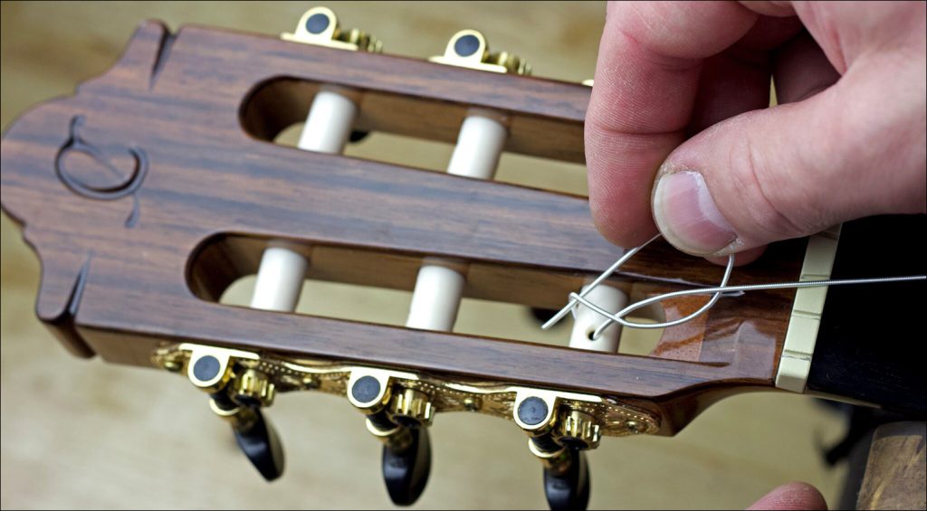 Comment changer les cordes d'une guitare acoustique