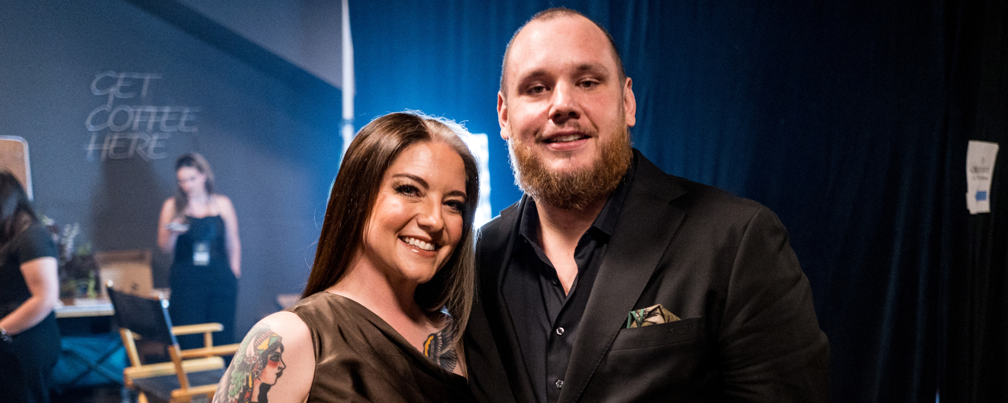 Ashley McBryde fait l'éloge de Luke Combs comme une « pierre de touche » de la musique country et le compare à Eric Church, George Strait et Alan Jackson