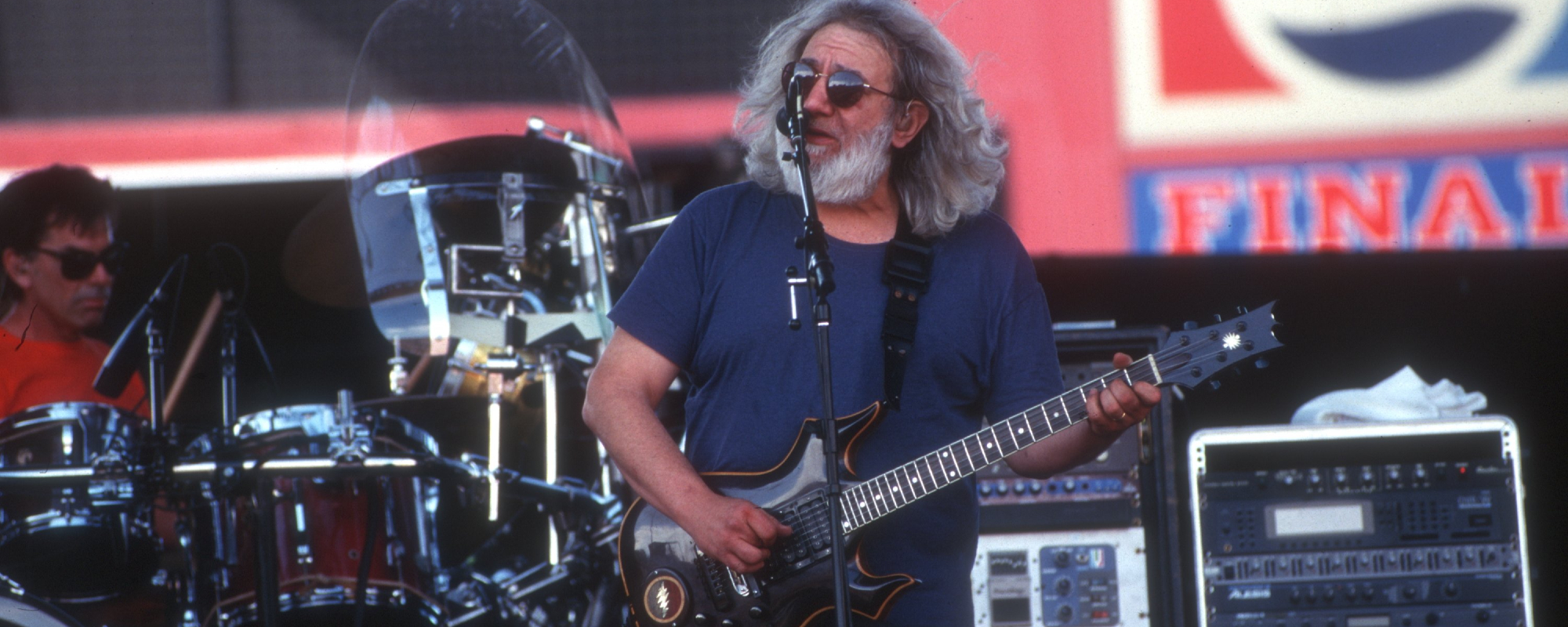 La guitare "Tiger" de Jerry Garcia se vend à des millions alors que la "Black Strat" ​​de David Gilmour reste la plus chère de tous les temps