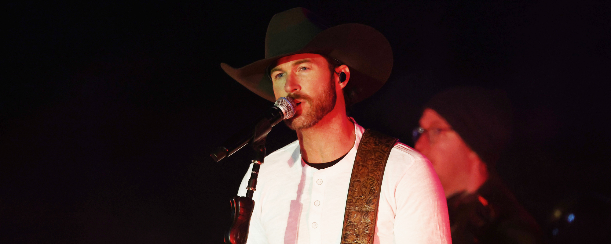 La superstar de la musique country est ensanglantée après qu'un fan lui ait jeté son téléphone au visage pendant le tournage en Australie : "Vous verrez à quel point je suis dur ?"