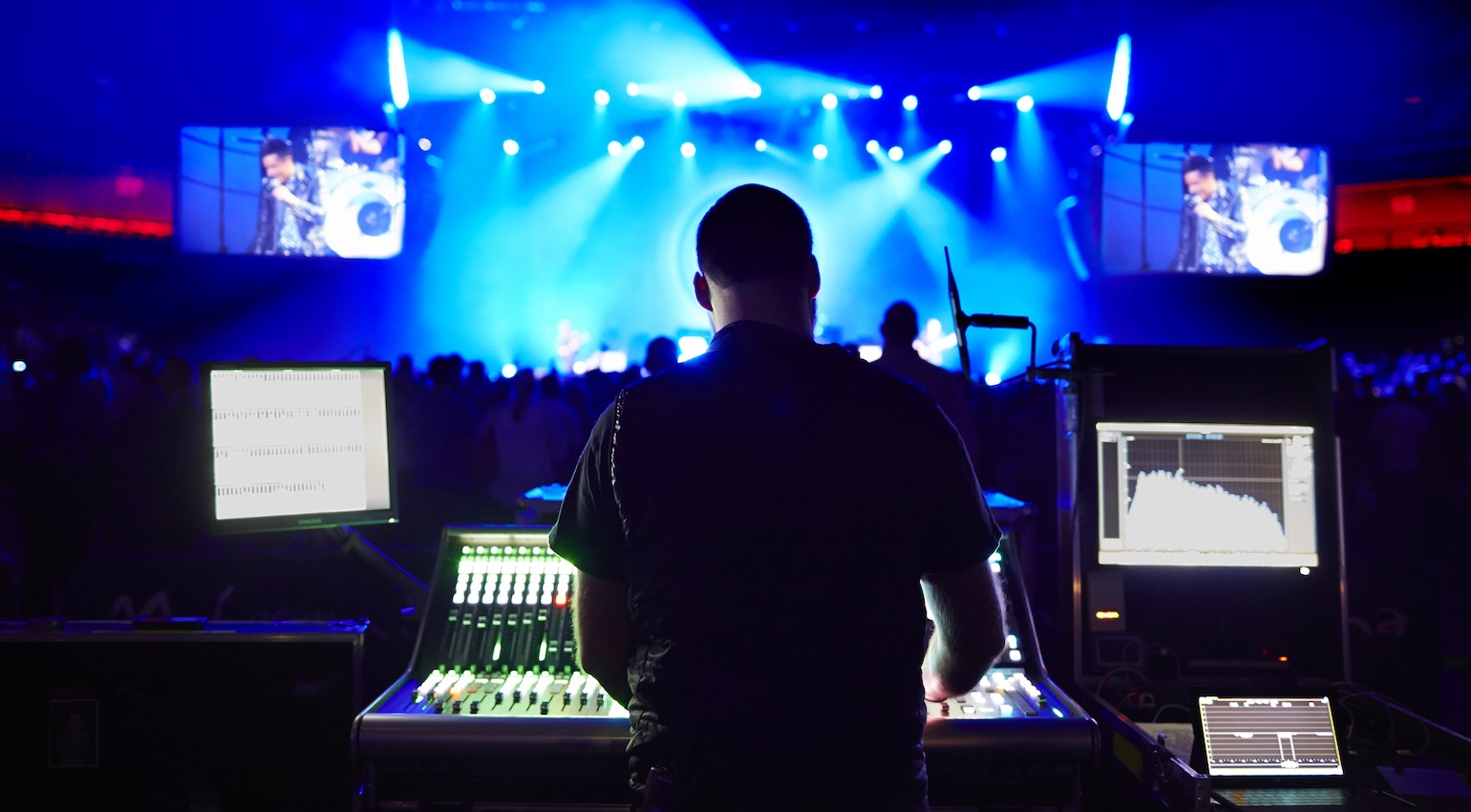 Mixing for Festivals: How to Build a Mix in 30 Seconds