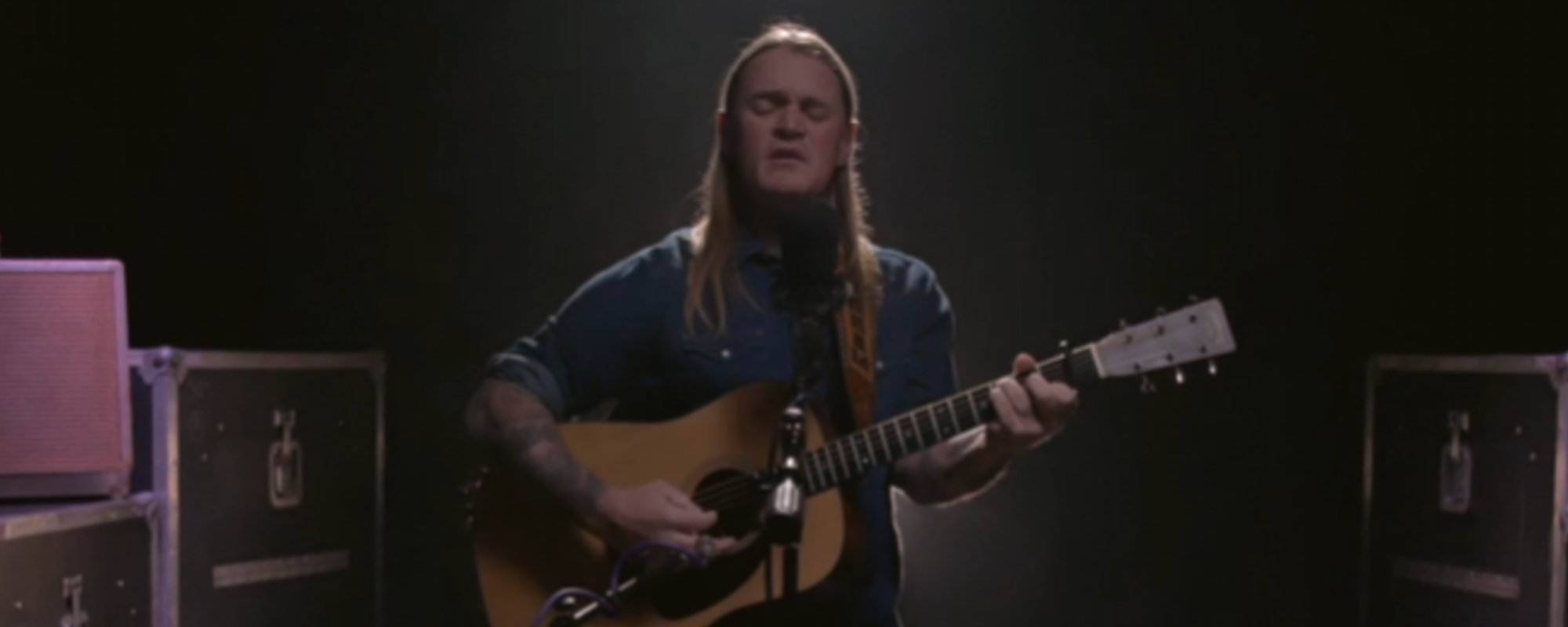 Un chanteur country informe ses fans après un accident dévastateur qui lui a laissé le cou et le dos cassés