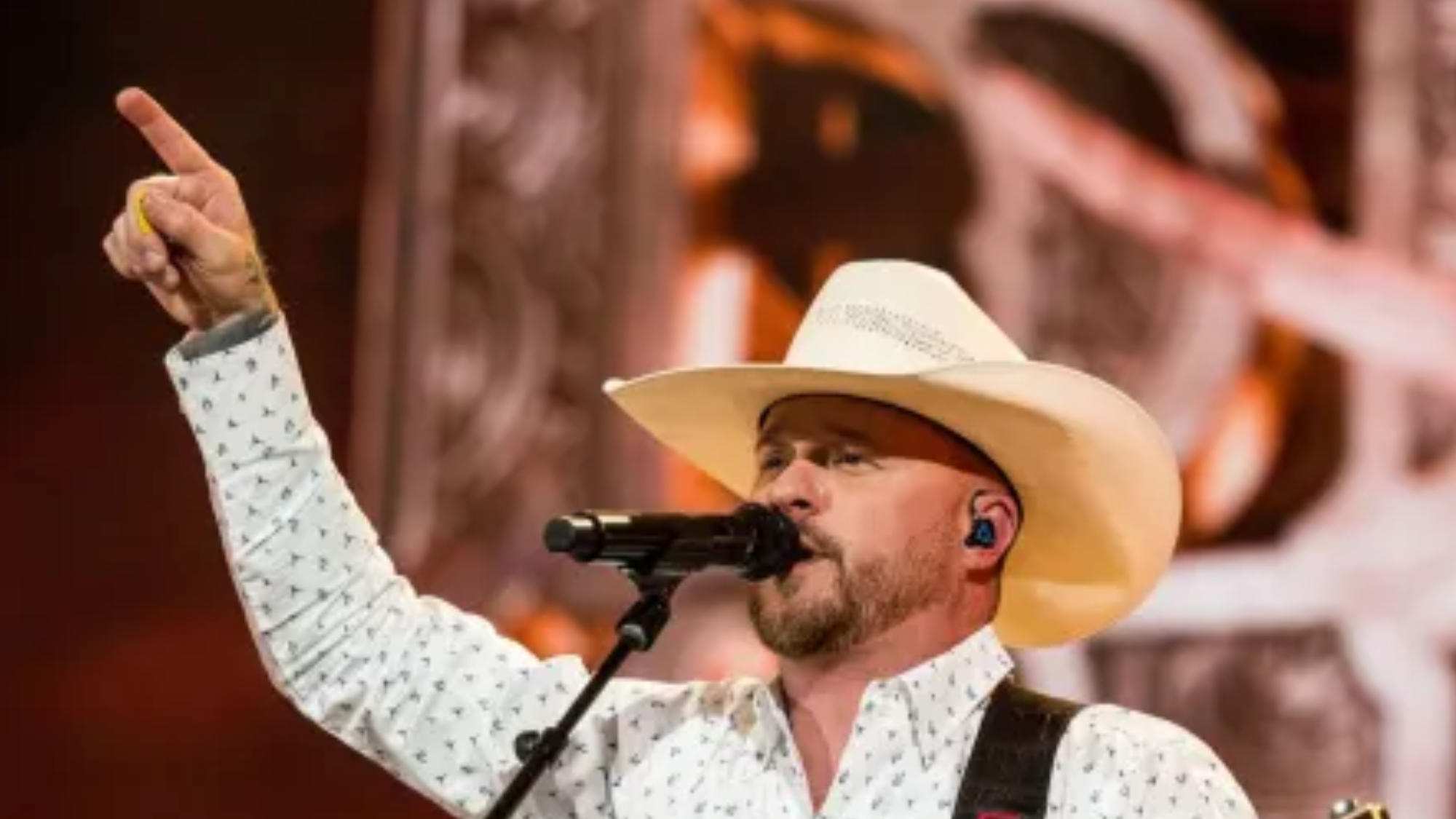 Cody Johnson surprend la foule des diligences avec la performance spéciale des Boyz II Men de « On Bended Knee »