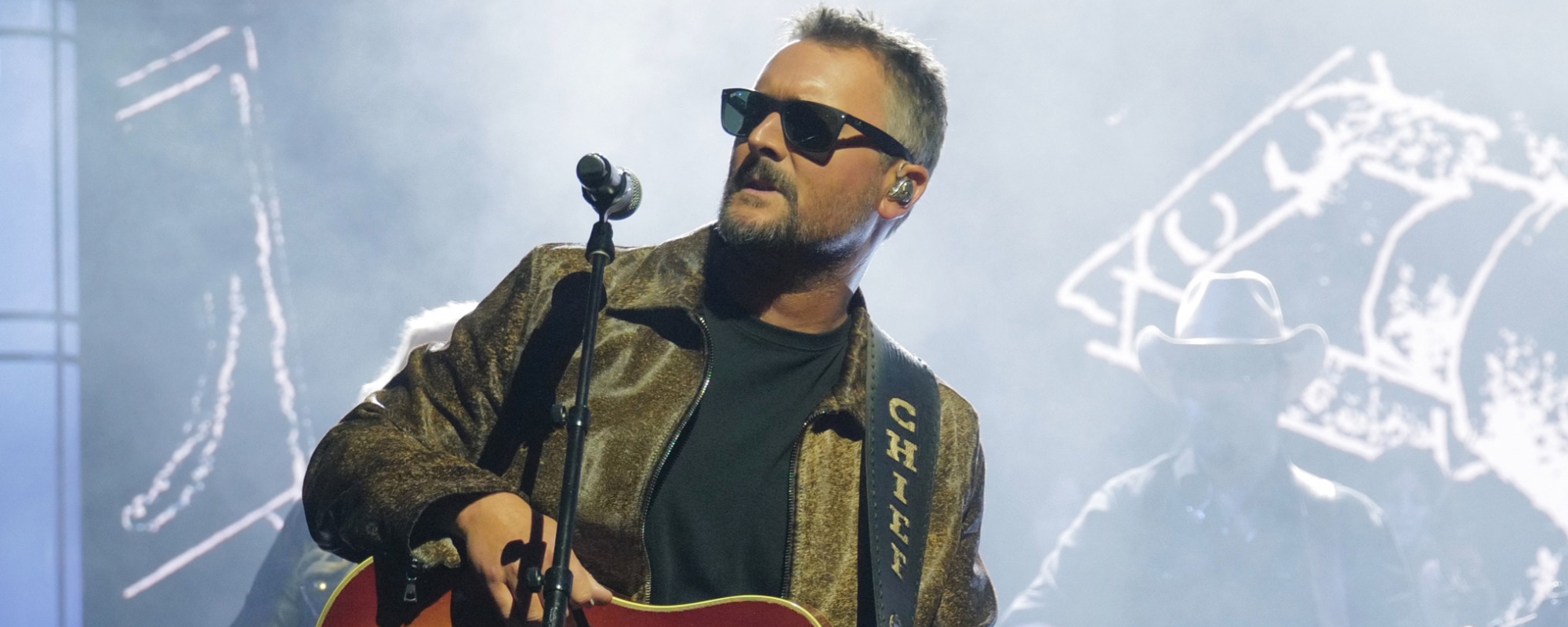 Eric Church donne un spectacle deux jours après s'être cassé le pied dans un accident anormal