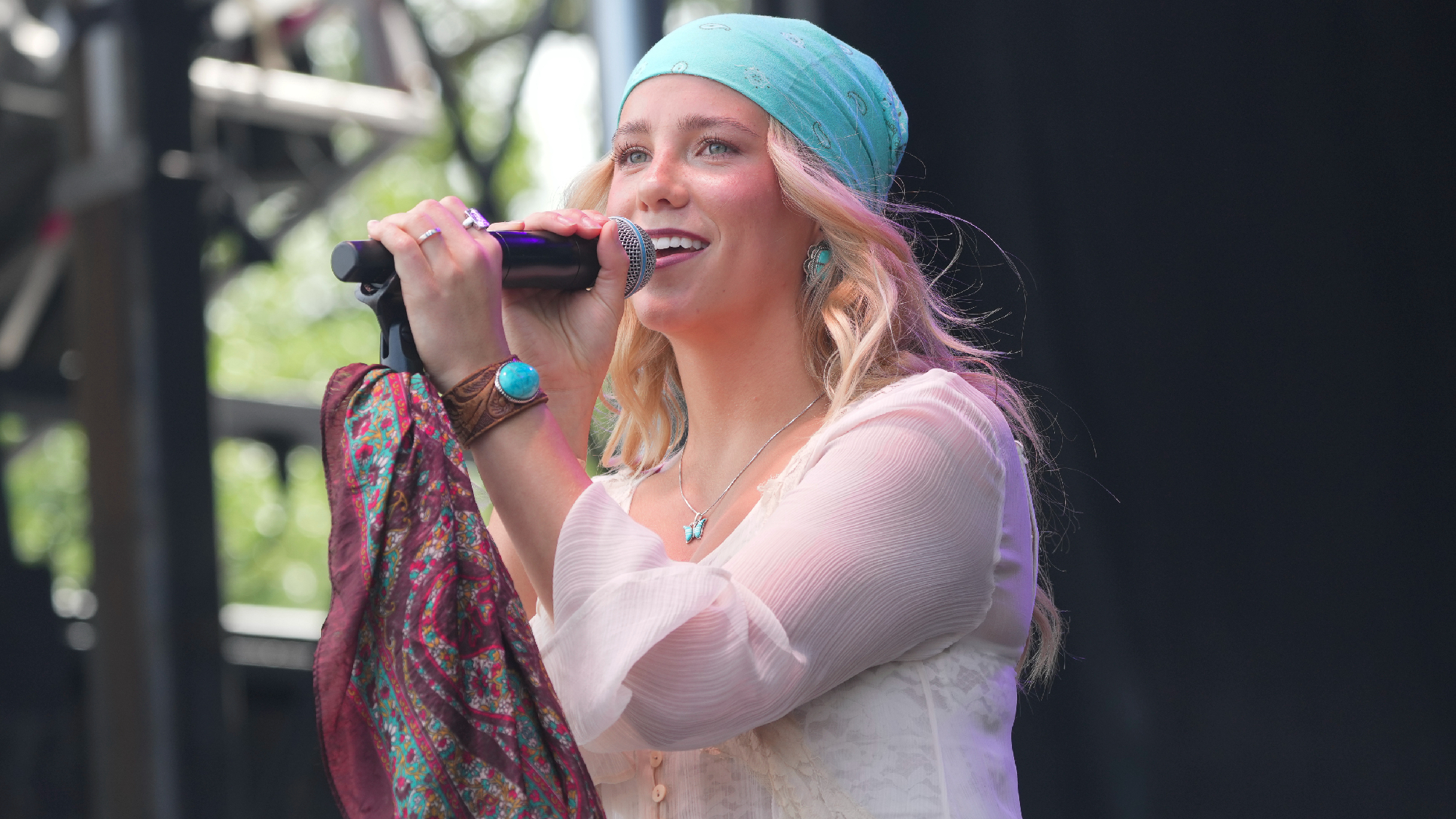 "Je ne peux pas croire que c'est la vraie vie" : Sam Barber surprend Avery Anna avec un ACM Award au Texas Festival