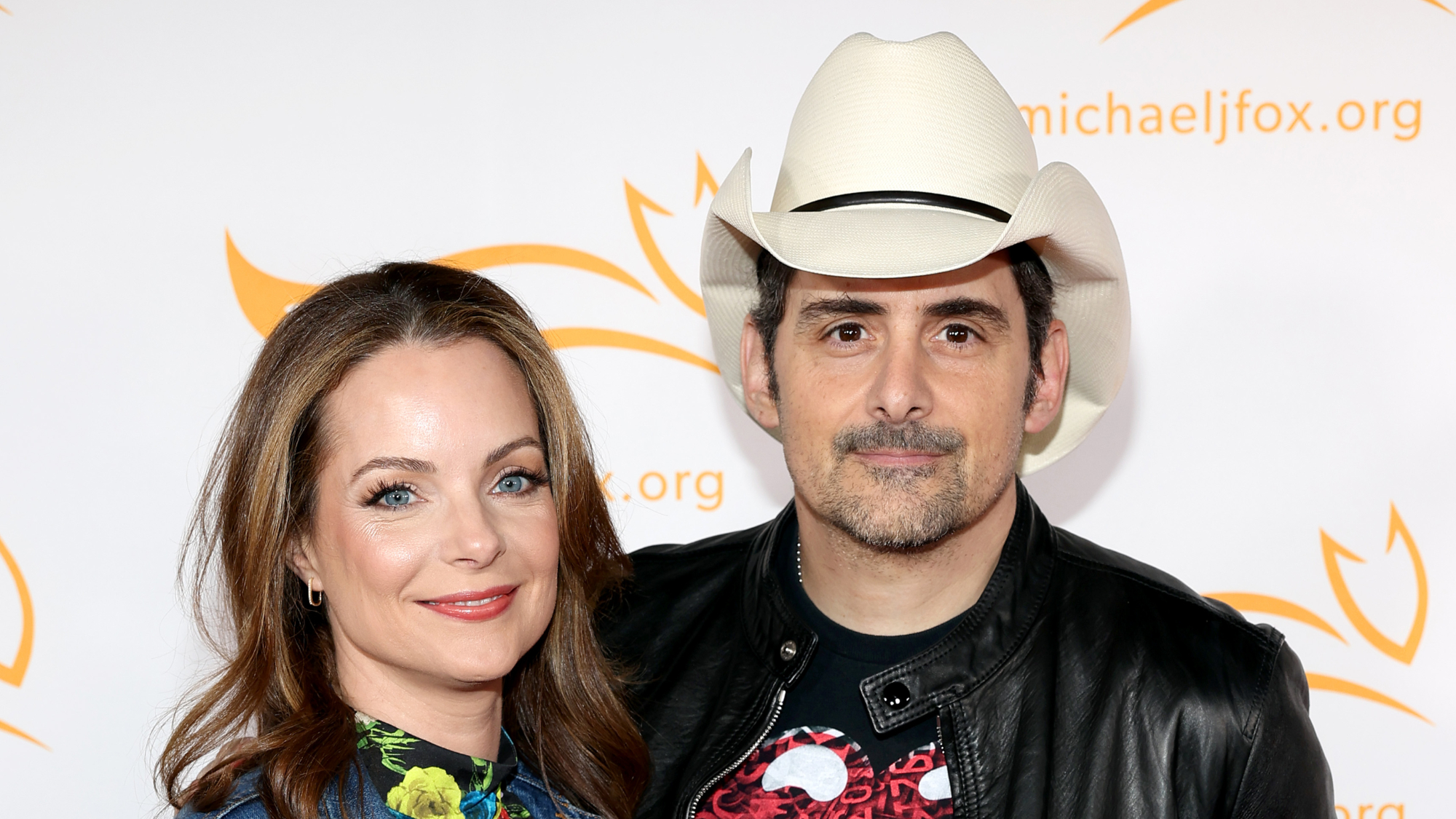 Kimberly Williams-Paisley plaisante en disant qu'elle a rencontré son mari Brad Paisley après qu'il l'ait « traquée »