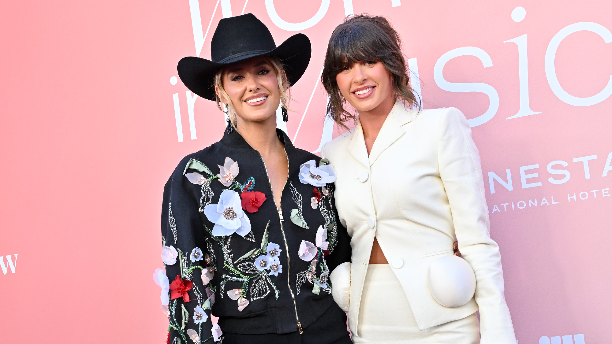 Lainey Wilson se réjouit d'Ella Langley lors de l'événement Billboard Women in Music : "Vous n'avez rien vu"