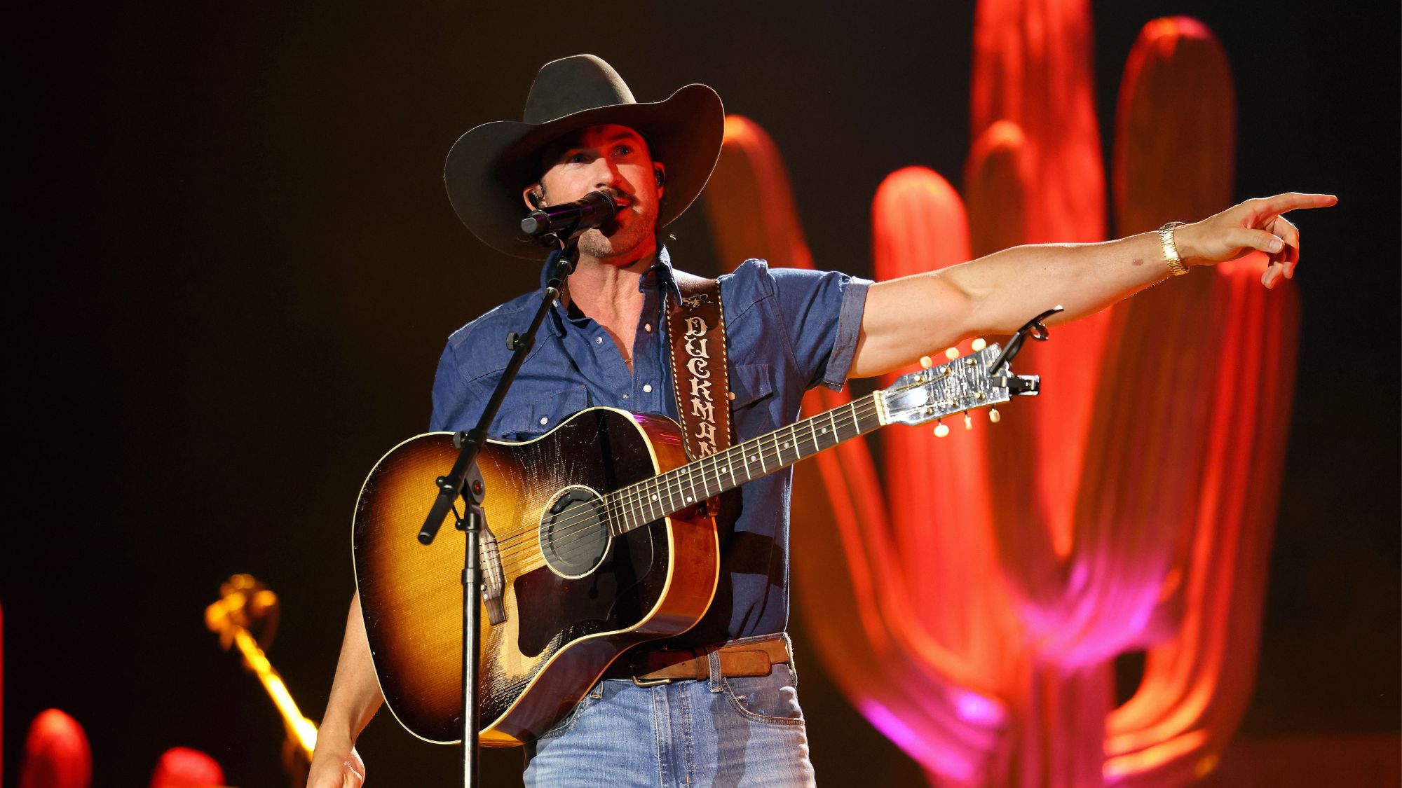 Les sets de diligence de Riley Green supprimés après une évacuation d'urgence, les légendes du rock des années 80 retirées du projet de loi