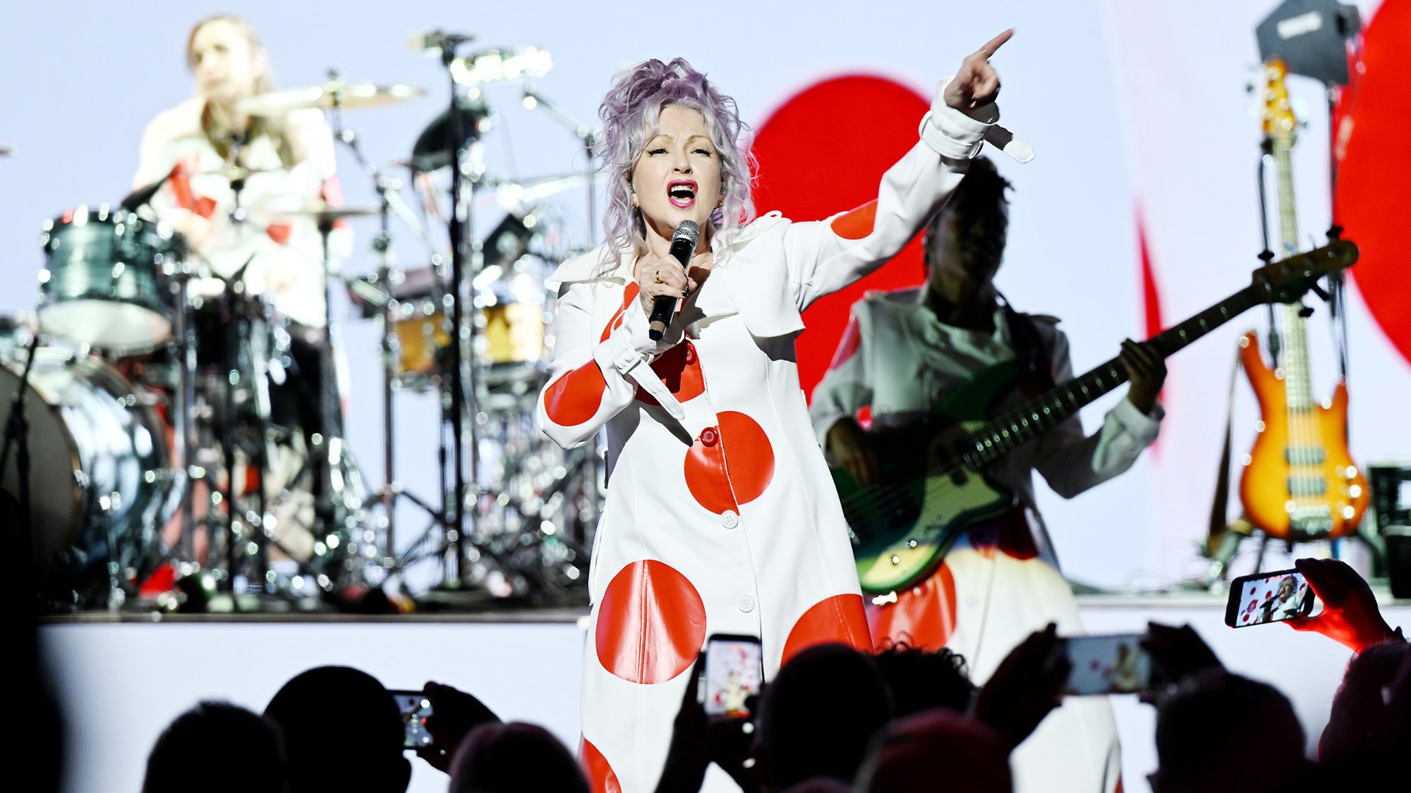 Regardez Cyndi Lauper vérifier un chahuteur lors de ses débuts à Vegas : « Je ferai des claquettes si SI je veux »