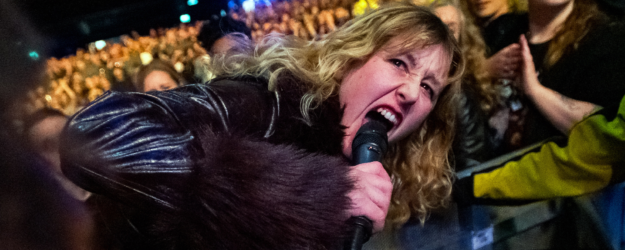 Rising Rocker souffre d'une « lésion cérébrale aiguë » et d'une fracture du cou, le groupe abandonne Coachella et reporte sa tournée