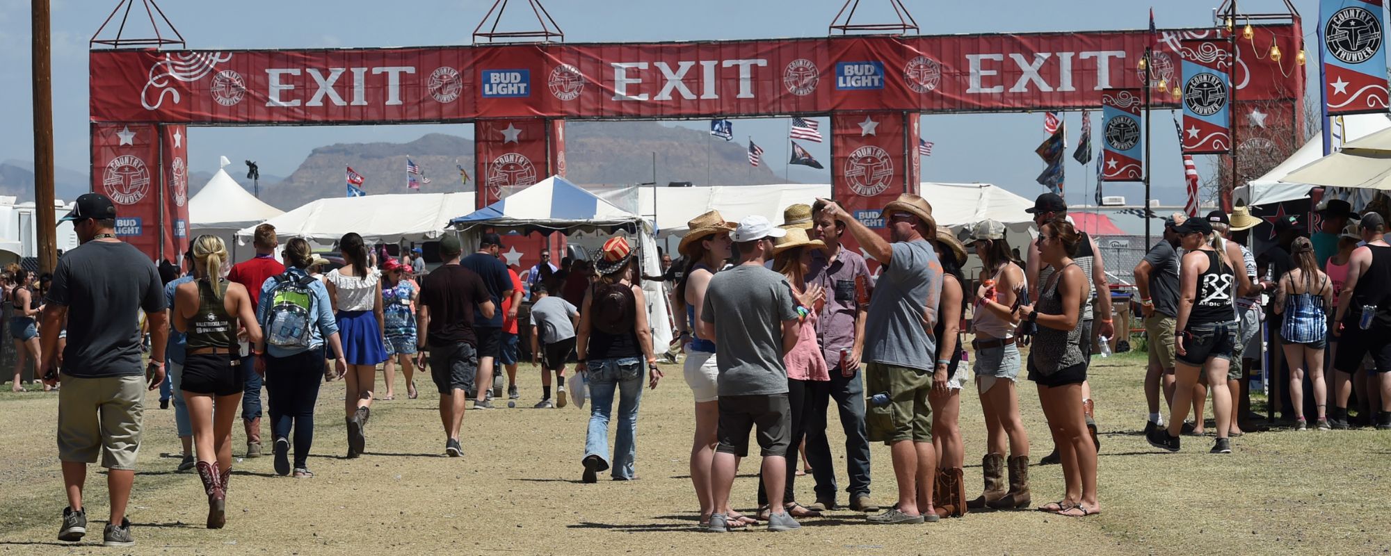 Un festival country étoilé attend des foules massives alors que Lainey Wilson et Zach Top montent sur scène