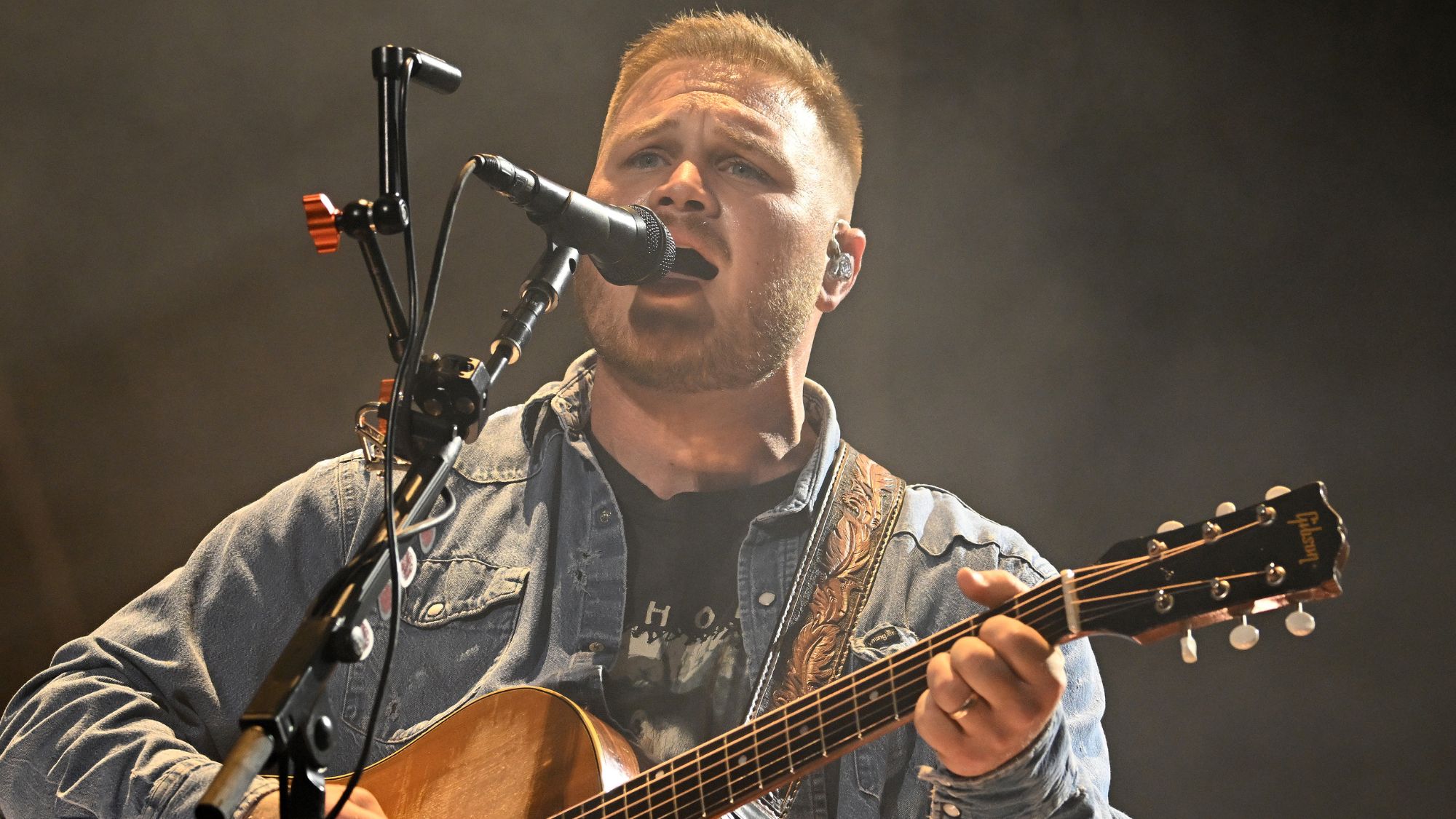 Zach Bryan et Shane Gillis échangent des lignes contre une couverture de Warren Zevon qui vous fera sourire de joue en joue