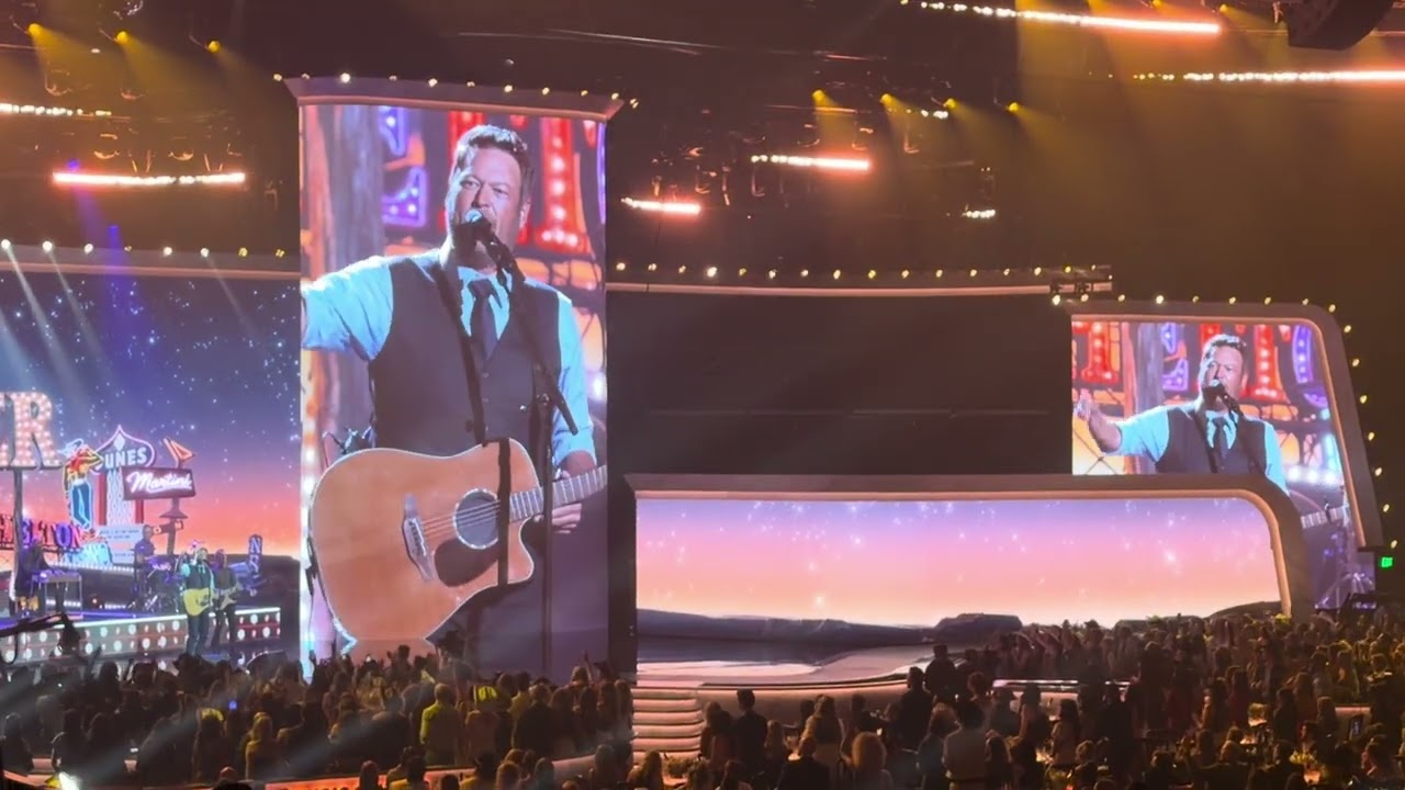 Blake Shelton rend hommage à deux légendes de la musique country aux ACM Awards avec une performance hommage à "The Gambler"