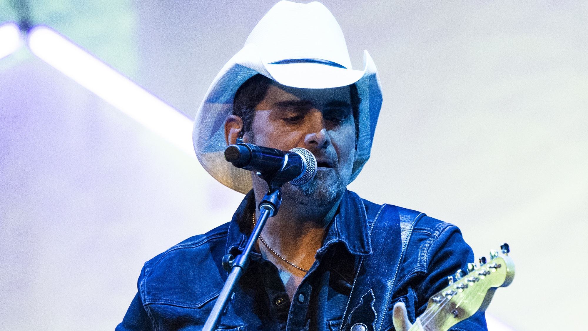 Brad Paisley interprète un duo incroyable avec le phénomène adolescent "American Idol" pendant la finale