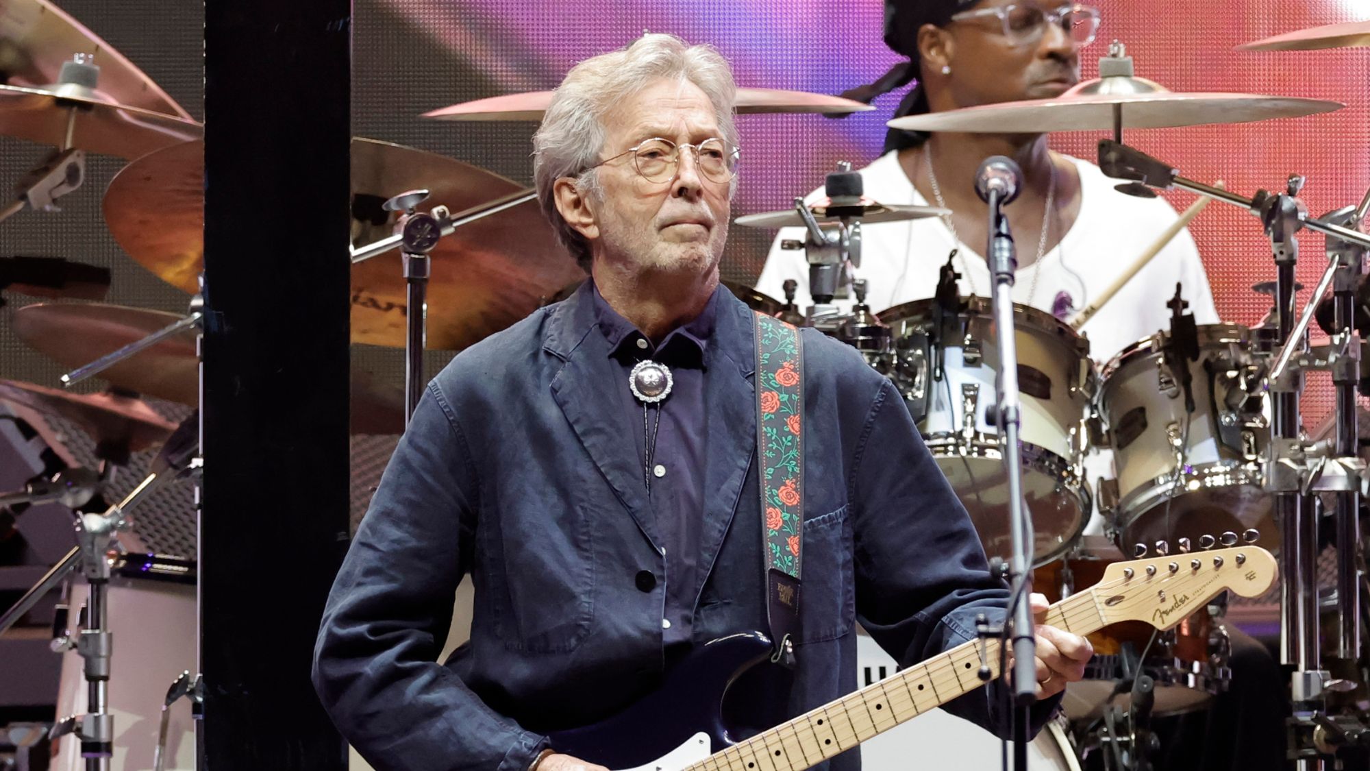 Eric Clapton quitte la scène de Madrid sans Encore après qu'un disque vinyle l'ait frappé à la poitrine