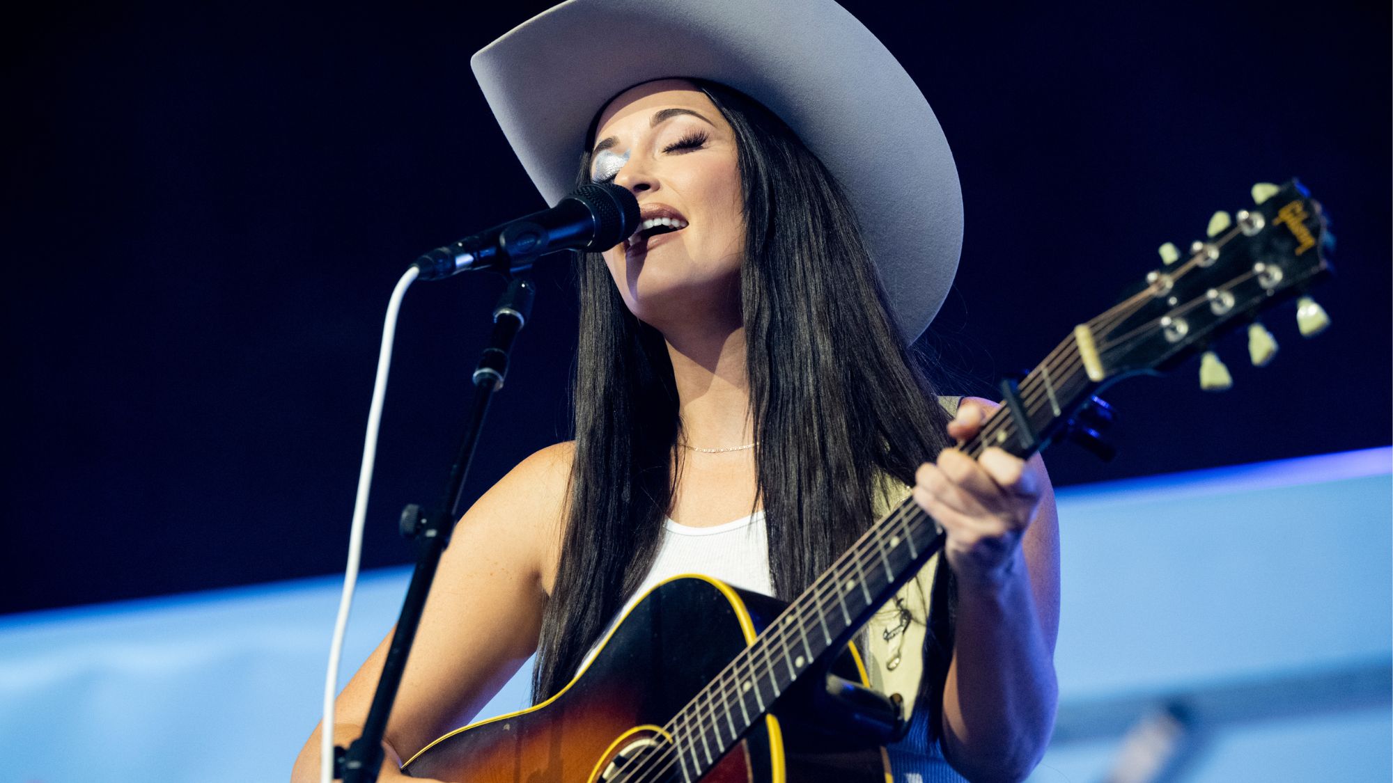 Kacey Musgraves fait ses débuts aux ACM Awards "Assise sur la machine à laver"