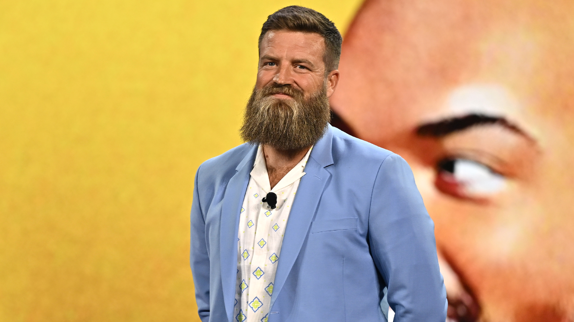 L'ancien quarterback de la NFL échange le football contre la musique country aux ACM Awards