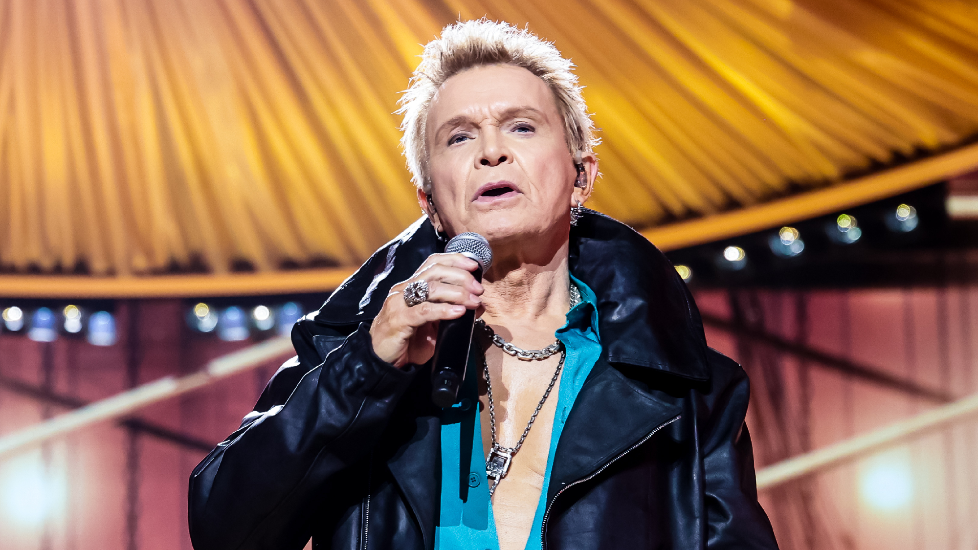 Le rockeur légendaire Billy Idol interprète un mélange de succès aux AMA Awards et recevra l'honneur pour l'ensemble de sa carrière