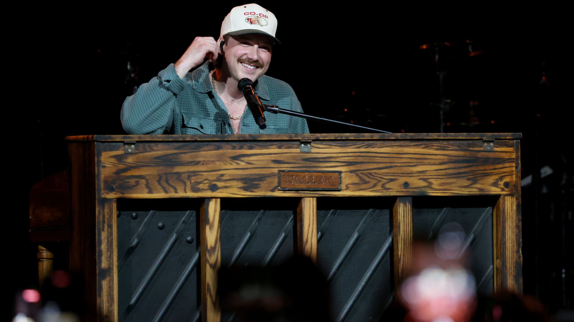 Morgan Wallen Topples Piano in Denver as Technical Difficulties Force Him To Go a Capella for ”Sand in My Boots”