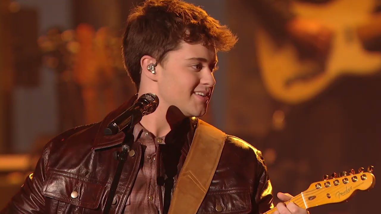 Regardez Brad Paisley surprendre le chanteur d'American Idol avec une invitation au Grand Ole Opry lors de la finale de la saison
