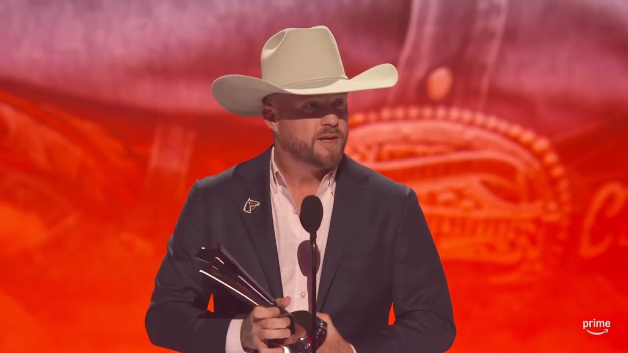 Regardez "L'artiste de l'année" Cody Johnson offrir l'une des plus grandes performances de la soirée aux ACM Awards