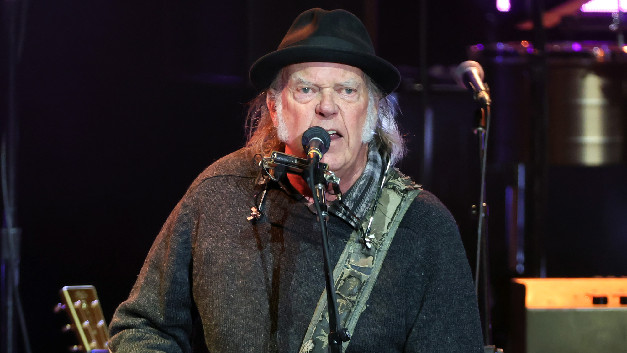 Regardez Neil Young interpréter deux classiques acoustiques en solo lors d'un retour surprise sur scène lors d'un anniversaire prestigieux