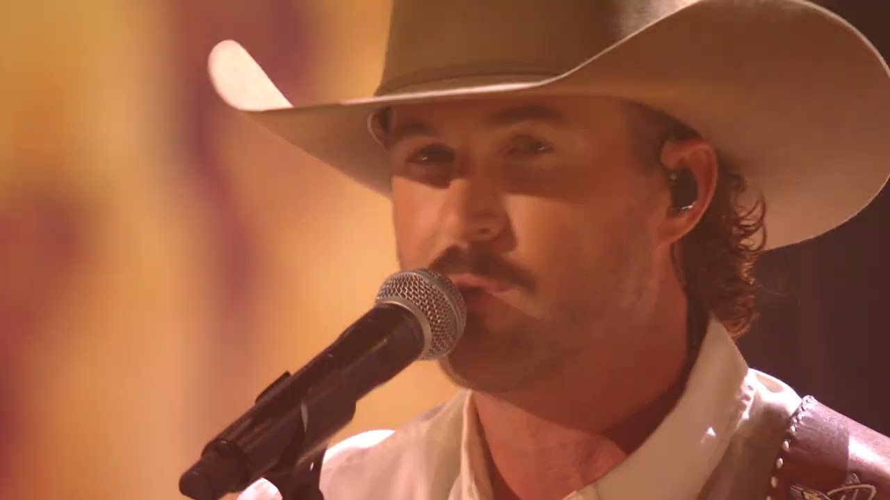 Regardez Riley Green livrer une performance sensuelle de "Worst Way" aux AMA Awards