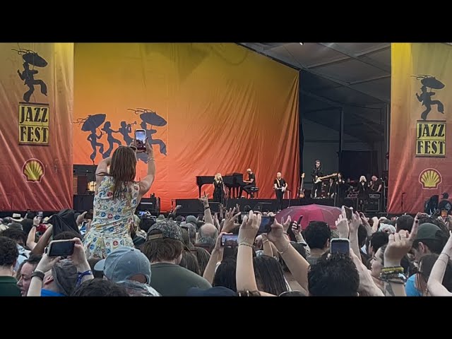 Stevie Nicks offre au public du Jazz Fest son tourbillon emblématique et joue une chanson qu'elle n'a pas jouée depuis 15 ans