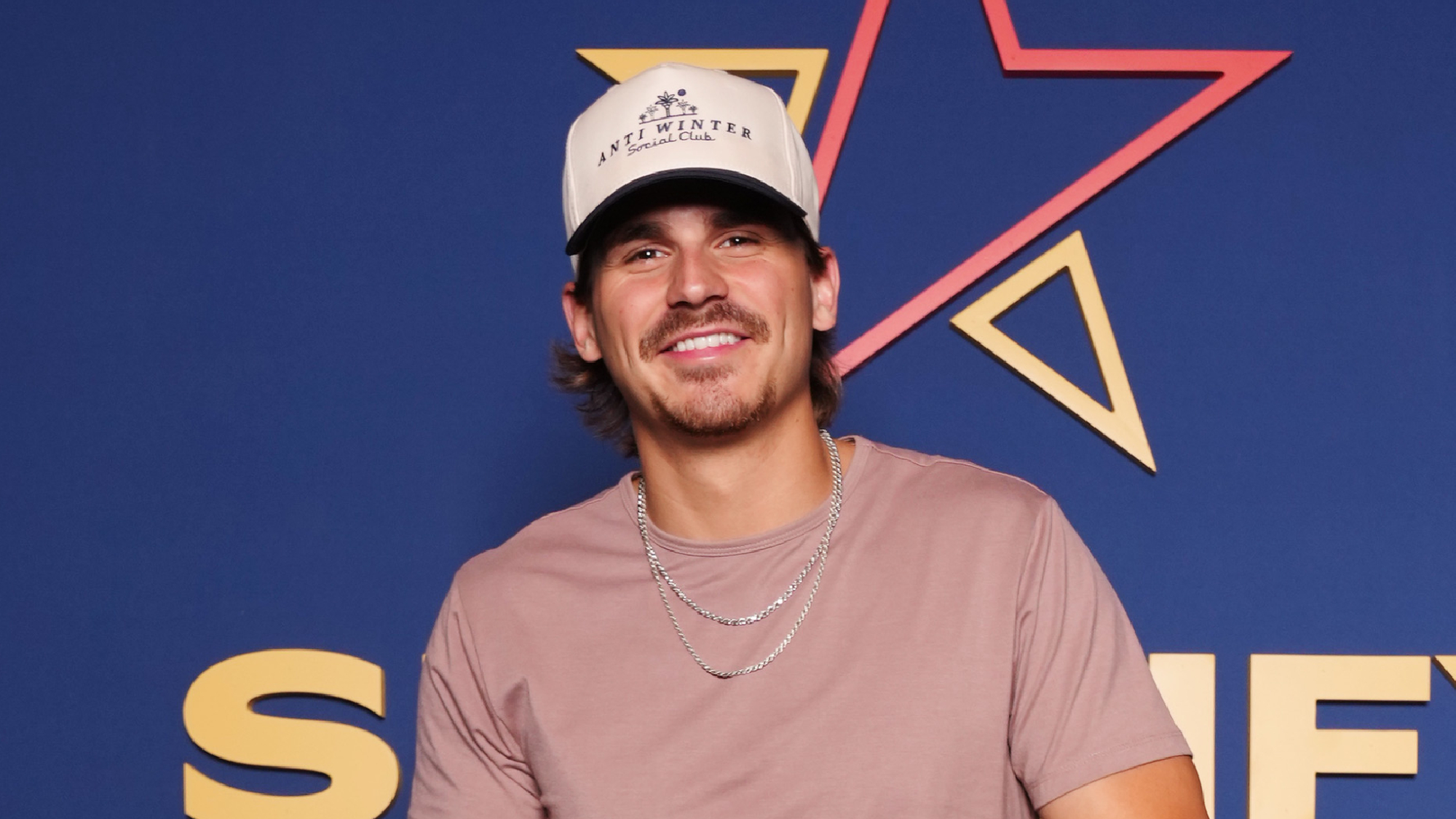 Tucker Wetmore remporte une victoire majeure en tant que nouvel artiste masculin de l'année ACM