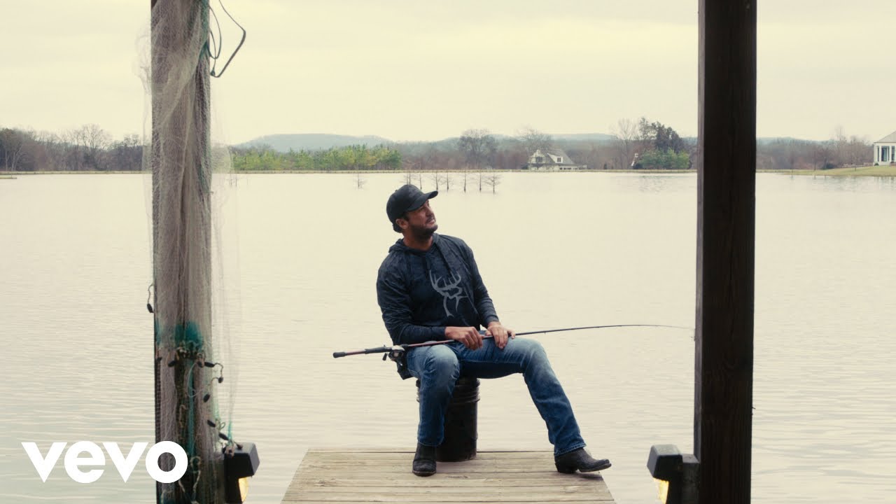 « Cette chanson a été conçue pour une chose » : Luke Bryan répond aux accusations d’IA concernant « Fish Hunt Golf Drink »