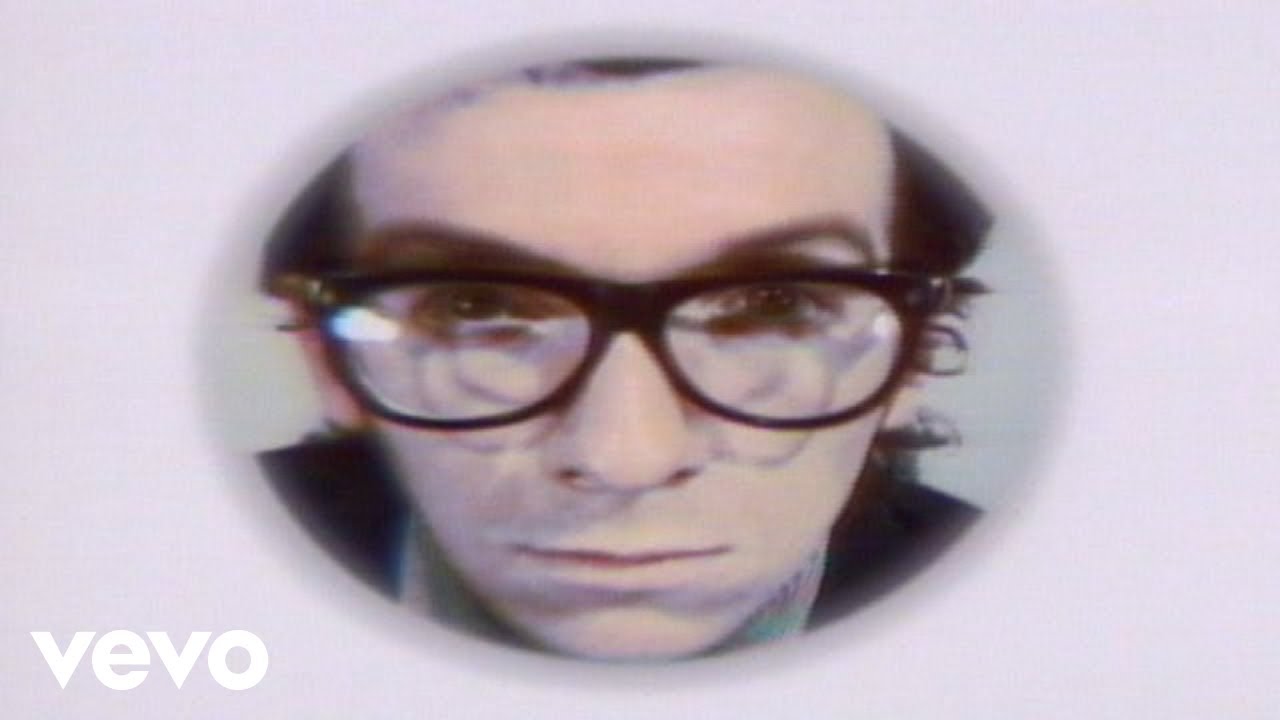 Elvis Costello applaudit Olivia Rodrigo tout en critiquant le comportement de l'industrie